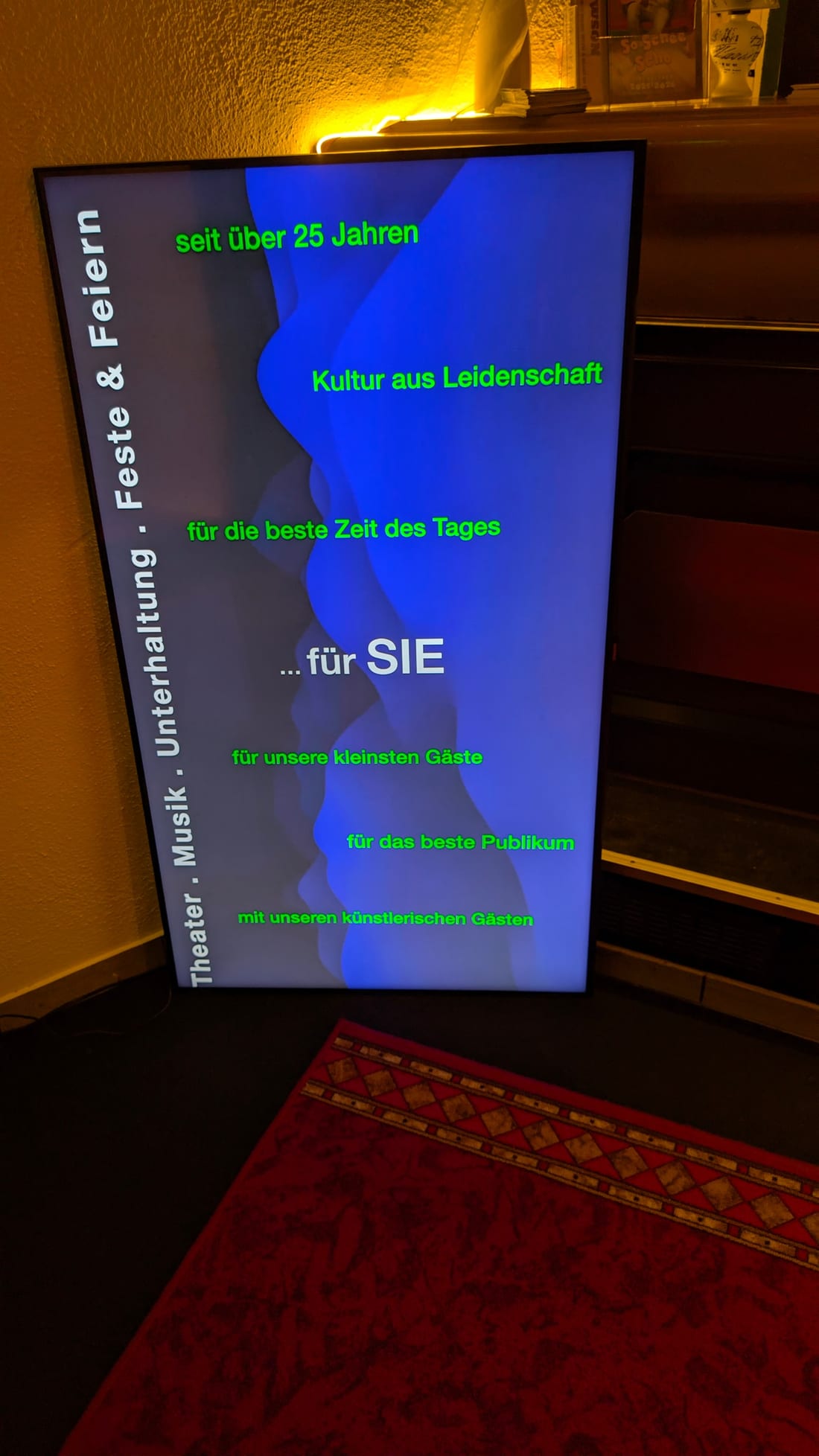 Display im Eingangsbereich