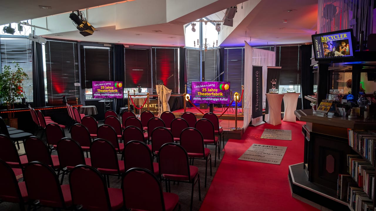Foyer-Displays der Theaterfabrik im Gleichschritt